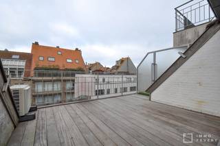 Dans le centre animé de Knokke, cet appartement duplex de 3 chambres magnifiquement rénové est situé à un jet de pierre de l'Avene Lippens et à seulement quelques pas de la Digue.<br /><br />Aménagement du premier étage: hall d'entrée avec vestiaire et toilettes séparées. Espace de vie confortable avec un coin salon et salle à manger équipé de plusieurs armoires encastrées. L'espace de vie donne accès à la terrasse spacieuse et ensoleillée à l'avant. Cuisine ouverte entièrement équipée et luxueusement finie, donnant accès à la deuxième terrasse à l'arrière. Adjacent à la cuisine ouverte se trouve un débarras séparé avec des connexions pour une machine à laver et un sèche-linge.<br /><br />Aménagement du deuxième étage: hall de nuit avec toilettes séparées. La chambre 1 dispose d'armoires encastrées, d'un espace pour un lit double et d'une salle de douche attenante. La chambre 2 dispose également d'armoires encastrées et d'un espace pour un lit double. La chambre 3 dispose d'un lit superposé fait sur mesure et d'armoires encastrées.<br /><br />Cet appartement en duplex dispose en outre d'un système de climatisation avec fonction de chauffage et de refroidissement.<br /><br />L'appartement dispose également d'une cave privée en sous-sol et d'un local à vélos commun.