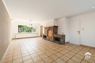 [[ DIT PAND NEEMT DEEL AAN DE ERA OPEN HUIZEN DAG OP 19/9 VAN 9:30 TOT 10:30 ]]<br /> 
<p>Deze toffe split-level woning ligt in een rustige, groene omgeving in Peer, op een ruim perceel van 12a 48ca. Je woont er aangenaam en toch dicht bij het centrum, met scholen, openbaar vervoer, een supermarkt en verschillende fietsroutes in de buurt. Ook omliggende gemeenten zoals Meeuwen, Bree en Eksel, en zelfs de Nederlandse grens, zijn vlot bereikbaar.<br /> </p>

<p>De woning dateert van 1967 en is momenteel te moderniseren, waardoor je ze helemaal naar eigen smaak kunt inrichten. De ruime en lichtrijke woonkamer sluit aan op de keuken en geeft allebei uit op de tuin. Verder zijn er 3 slaapkamers, een badkamer en een ruime inkomhal. De inpandige garage biedt plaats aan de wagen en daarnaast is er nog een polyvalente technische/opslagruimte. Achteraan geniet je van veel daglicht en een vrij zicht. De veranda is dan weer een fijne plek om rustig te zitten en van de tuin te genieten. Dankzij de indeling zijn er ook mogelijkheden voor wie alles zo veel mogelijk gelijkvloers wil organiseren.</p>

<p><br /><strong>Enkele troeven:</strong></p>

<ul><li>Ruim perceel: Een totale oppervlakte van 12a 48ca met een onderhoudsvriendelijke tuin.</li><li>Veel licht: De woonkamer en keuken genieten dankzij de grote raampartijen van veel natuurlijk daglicht en zicht op de tuin.</li><li>Rustige ligging: Groene omgeving, maar toch vlak bij het centrum van Peer en met vlotte verbindingen.</li><li>Geen renovatieplicht dankzij EPC D</li></ul>

<p><br /><strong>Benieuwd naar de omvang en de mogelijkheden van deze woning? Neem dan zeker contact met ons op via </strong><strong>impact@era.be</strong><strong> of 089 46 48 63. Khaz helpt je graag verder.</strong></p>