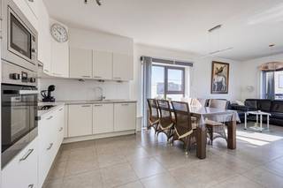 Op zoek naar een modern, instapklaar appartement op een centrale maar rustige locatie in Tongeren? <br />Dit recente appartement in het verzorgde woonproject Heuveldal combineert comfort, lichtinval en bereikbaarheid in één aantrekkelijk geheel.<br /><br />INDELING: <br />x Ruime inkomhal met gastentoilet<br />x Lichtrijke leefruimte met open keuken en toegang tot het terras<br />x Leefruimte met vloerverwarming<br />x Berging / Wasplaats<br />x 2 volwaardige slaapkamers<br />x Moderne badkamer met inloopdouche en wastafel<br />x Zuidgericht terras via grote schuiframen<br />x Private kelderberging inbegrepen.<br /><br />EXTRA'S<br />Bij dit appartement horen twee ondergrondse parkeerplaatsen, verplicht mee aan te kopen aan €30.000 (niet inbegrepen in de vraagprijs).<br /><br />Met zijn energiezuinige afwerking, gunstige ligging nabij het centrum en vlotte verbindingen is dit de ideale keuze voor wie zorgeloos wil wonen of investeren.<br /><br />INTERESSE?<br />Lijkt dit appartement wel iets voor jou? Plan dan snel een bezoek door te bellen naar 012 23 00 23 of stel je vragen aan roland@immo-leroi.be.