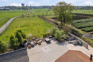 Riante en uiterst kwalitatief gerenoveerde hoevevilla (renovatie 2000-2002) nabij Postel op domein van 8.875 m² met 4 tot 6 slaapkamers, 3...