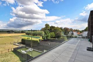 Bent u op zoek naar een bijna-energie-neutraal (BEN) en luxueus afgewerkt dakappartement met twee slaapkamers, een ondergrondse autostaanplaats en privatieve kelderberging? Dan is dit appartement in Residentie Esmée in Vrasene beslist een bezoek waard.<br /><br />Dit recente appartement (2020) heeft een bewoonbare oppervlakte van 104 m² en beschikt over twee zonnige terrassen met een prachtig uitzicht op agrarisch gebied. Het is gelegen op de tweede verdieping van een kleinschalig appartementsgebouw en geniet een uitstekende bereikbaarheid dankzij de nabijgelegen uitvalswegen.<br /><br />Het appartement beschikt over een ruime inkomhal met vestiairehoek, een apart gastentoilet met handenwasser, een lichtrijke living met grote raampartijen en een luxueus afgewerkte open keuken met kookeiland en hoogwaardige toestellen. Vanuit de leefruimte heeft u toegang tot de twee ruime terrassen waarbij één voorzien werd van een ruime bergruimte. Het appartement beschikt over twee slaapkamers, waarvan één masterbedroom met ruimte voor dubbel bed en kastenwand en één slaapkamer die ideaal dienst kan doen als kinderkamer, bureau of extra bergruimte. Verder is er nog een stijlvolle badkamer met inloopregendouche, badkamermeubel, wandmeubel en toilet, en een praktische berging met aansluiting voor wasmachine.<br /><br />Bij het appartement hoort een ondergrondse autostaanplaats en een privatieve ruime kelderberging (30 000 euro).<br /><br />Belangrijkste troeven zijn de energiezuinigheid (E-peil 17), hoogwaardige afwerking, twee terrassen met magnifiek verzicht, zéér ruime leefruimte, ventilatiesysteem type D, vloerverwarming, zonnepanelen, regenwaterrecuperatie en lage gemeenschappelijke kosten.<br /><br />Wilt u dit unieke appartement zelf ontdekken? Maak vandaag nog een afspraak via info@homevast.be of bel 03 344 77 44.