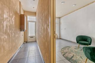 In het hart van Roeselare, op wandelafstand van winkels, scholen en horeca, bevindt zich deze woning met mogelijkheid tot handelsruimte. De ligging is uitstekend – vlakbij het station, bushalte en met een vlotte bereikbaarheid richting de E403. Ideaal voor wie wonen en werken wil combineren of op zoek is naar een investering met verhuurmogelijkheden.<br /><br /><strong>Indeling van het pand:</strong><br /><u>Gelijkvloers</u>: aparte inkom naar eventuele handelsruimte, inkomhal woonst, eetplaats, keuken en badkamer.<br /><u>Eerste verdieping</u>: woonkamer en een slaapkamer.<br /><u>Tweede verdieping</u>: twee bijkomende slaapkamers.<br /><u>Kelder</u>: kleine kelder, bereikbaar via de eetplaats.<br /><br /><strong>Technische eigenschappen:</strong>
<ul>
<li>Centrale verwarming op aardgas.</li>
<li>PVC ramen met dubbel glas.</li>
<li>Dakisolatie aanwezig. </li>
<li>EPC-label D - 344 kWh/m²/jaar.</li>
</ul>
<strong>Extra troeven: </strong>
<ul>
<li>Centrale ligging in het hart van Roeselare.</li>
<li>Ruime tussenwoning met 3 slaapkamers. </li>
<li>Uitstekende bereikbaarheid dichtbij het station.</li>
<li>Geen auto nodig voor dagelijkse verplaatsingen dankzij ligging nabij centrum en openbaar vervoer.</li>
</ul>
Deze woning biedt zowel opportuniteiten voor eigen gebruik als voor investering!<br /><br /><strong>Interesse?</strong> Contacteer ons voor meer informatie of plan een vrijblijvend bezoek in. Bel ons via T. 051|201.400 en ontdek zelf wat dit pand te bieden heeft.