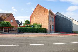 <p>Bent u op zoek naar een gezellige woning met een aangename buitenruimte en de mogelijkheid om de woning verder naar eigen smaak af te werken? Dan is deze halfopen bebouwing in Houtem (Vilvoorde) zeker een bezoekje waard.<br /><br />De woning is gelegen op een perceel van 272 m² en kent een centrale ligging met diverse voorzieningen zoals scholen, openbaar vervoer en winkels in de nabije omgeving.<br /><br />Op het gelijkvloers komen we binnen via de inkomhal, die toegang biedt tot de verschillende leefruimtes. De woning beschikt hier over een aangename leefruimte, een bureauhoek, een uitgeruste keuken en een veranda die voor een extra aangename leefruimte zorgt. Verder bevinden zich op dit niveau nog een afzonderlijk toilet en een technische ruimte.<br /><br />De eerste verdieping omvat 2 slaapkamers en de badkamer, uitgerust met een douche, enkele lavabo en toilet.<br /><br />Daarnaast beschikt de woning over een af te werken zolderruimte bereikbaar via een vaste trap. Deze ruimte biedt verschillende mogelijkheden en kan, mits de nodige afwerking, bijvoorbeeld dienstdoen als extra slaapkamer of hobbyruimte.<br /><br />Verder beschikt de woning over een gezellige koer en een vrijstaande garage, die zorgt voor een praktische parkeeroplossing of extra bergruimte.</p>
<p>Benieuwd naar deze goed onderhouden woning met tal van mogelijkheden? Neem dan zeker contact met ons op voor meer informatie of een bezoek 015 68 26 08 of info@imperiavastgoed.be</p>