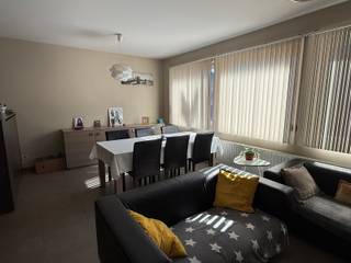 Dit instapklare appartement is ideaal gelegen in het hart van Tielt, vlakbij winkels, scholen en openbaar vervoer.... alles op wandelafstand!<br /><br />INDELING: <br />Inkomhal met gastentoilet. Lichtrijke leefruimte met aansluitend een ingerichte open keuken (kasten, keramische kookplaat, microgolf, oven, koelkast, vaatwasser,....).<br /><br />Verder beschikt het appartement over twee slaapkamers en een badkamer uitgerust met een lavabomeubel en douche. In de badkamer is er ook een aansluiting voor de wasmachine. <br /><br />Er is geen provisie voor de gemeenschappelijke kosten.