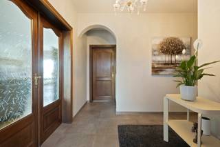 Bent u ook op zoek naar een vrijstaande woning met ruimte en rust?Deze bungalow in het landelijke Pajottegem biedt een aangename woonomgeving met een...