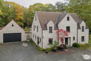 Centraal gelegen, instapklare villa met magazijn en o.a. ruime leefruimte, ingerichte keuken, bureelruimte, kelder, 6 slaapkamers, 3 badkamers...