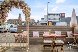 Deze exclusieve eigendom wordt u te koop aangeboden door Access Estate. <br /><br />EXCLUSIEF TE KOOP IN HET CENTRUM VAN WETTEREN 🔥<br /><br />BEZOEKAVOND WOENSDAG 9 SEPTEMBER - OP AFSPRAAK!<br />Maak jouw afspraak via sms of WhatsApp door te sturen naar via 0475 92 30 35.<br /><br />🏢 Handelspand + duplexwoning op een absolute toplocatie!<br /><br />Ondernemen, wonen én investeren op één van de commerciële hotspots van Wetteren!<br /><br />✨ Polyvalente handelsruimte of kantoren<br />🏠 Duplex met 3 slaapkamers<br />🌿 Gezellig terras voor publiek/klanten/privé + privéterras<br />🚗 +120 publieke parkeerplaatsen vlakbij<br />⚡ EPC-label B<br />♻️ Geen asbest<br />⚡Electrische keuring conform<br /><br />- Beschikbaar april 2026<br />- Mogelijkheid tot overname vennootschap (voorkeur)<br /><br />Een veelzijdig pand met zichtbaarheid, passage en enorm potentieel — ideaal voor ondernemers, investeerders of wie wonen en werken wil combineren.<br /><br />📲 Interesse? Maak uw afspraak via sms of WhatsApp: 0475 92 30 35<br /><br />Access Estate — Wonen. Ondernemen. Investeren.