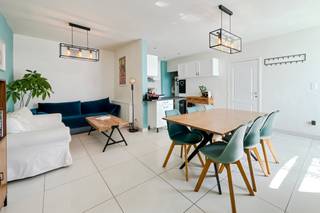 In het hart van Gent staat deze instapklare en <u><strong>grondig gerenoveerde stadswoning</strong></u> te koop — een type eigendom waar vandaag bijzonder veel vraag naar is.<br /><br /><u><strong>De woning werd de voorbije jaren doordacht vernieuwd</strong></u>, met onder meer een vernieuwd dak, gevels, ramen, verwarming en badkamer. Dankzij deze investeringen geniet je vandaag van een <u><strong>gunstig EPC-label C</strong></u> — een belangrijke troef.<br />Binnenin kom je terecht in een <u><strong>aangename leefruimte met open keuken</strong></u> en praktische berging.<br />Daarnaast beschikt de woning over een handige <strong><u>kelder</u></strong>, ideaal voor wasvoorzieningen en extra stockage.<br /><br />Op de eerste verdieping vind je een <u><strong>ruime slaapkamer</strong></u> en een <u><strong>recente badkamer</strong></u>.<br />De tweede verdieping biedt <u><strong>nog twee bijkomende slaapkamers</strong></u>, die je verder kan afwerken of opfrissen naar eigen smaak.<br /><br />Er is geen terras of tuin aanwezig, maar de centrale ligging maakt dit ruimschoots goed: parken, groen en gezellige terrassen bevinden zich op wandelafstand!<br /><br />I<u><strong>nstapklaar, energiezuinig en centraal gelegen — dit type woning is zeldzaam en bijzonder gegeerd.</strong></u><br /><br /><strong>Interesse? Plan vandaag nog je bezoek: GSM 0476 62 30 37 of alexander@ocvastgoed.be</strong><br /><br />CV: aardgas (vernieuwd in 2021)<br />EPC: 296 kWh/m² (C-label) / Bruto vloeroppervlakte: 123 m² (volgens het EPC-attest) /Oppervlakte perceel: 39 m² <br />Stedenbouwkundige inlichtingen: bouwvergunning, geen verkavelingsvergunning, woongebied met cult., historische en/of esthetische waarde, voorkooprecht, geen rechterlijke herstelmaatregel of bestuurlijke maatregel opgelegd.<br />Geen overstromingsgevoelig gebied. G-score: B. P-score: B.<br />Geen renovatieverplichting.