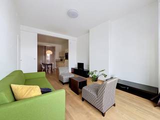 Tel: 0456 74 10 88 / E-mail: afonso.vpm@weinvest.be<br /><br />We Invest biedt u exclusief dit prachtige gemeubelde appartement aan, ideaal gelegen vlak bij het Sint-Katelijneplein en alle voorzieningen (winkels, parken en openbaar vervoer).<br /><br />Het appartement bevindt zich op de 4e verdieping van een gebouw met lift en is als volgt ingedeeld: een lichtrijke leefruimte, een volledig uitgeruste keuken met keukengerei, en een slaapkamer van 15 m² met directe toegang tot een douchekamer met toilet.<br /><br />Vlotte verbinding naar de Europese wijk en de NAVO. Het openbaar vervoer (trein, tram, metro en bus) bevindt zich op wandelafstand, met een rechtstreekse metroverbinding naar de universitaire ziekenhuizen Erasmus en Sint-Luc via metrolijnen 1 en 5 die halte Sint-Katelijne bedienen.<br /><br />Huurprijs: 1 100 €<br />Lasten: €120 (onderhoud van de gemeenschappelijke delen, privatieve verwarming en warm/koud water)<br /><br />EPC: E<br /><br />Onmiddellijk beschikbaar! Minimale huurduur: 2 jaar!<br /><br />Plan snel uw bezoek!<br />Ontdek ook onze andere exclusieve panden op www.weinvest.be.