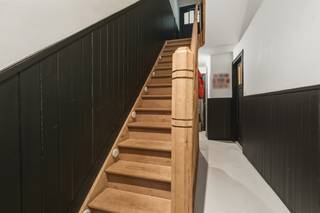 Achter deze karaktervolle gevel schuilt een bijzonder verzorgde woning die comfort, ruimte en een uitstekende ligging moeiteloos combineert...