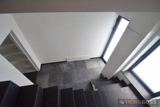 <strong>PLAN UW BEZOEK VIA ONZE WEBSITE: WWW.IMMOBOSS.BE</strong><br /><br />Deze instapklare woning bevindt zich nabij AZ Sint-lucas, op fietsafstand van het centrum en in de dichte nabijheid van het openbaar vervoer. <br />De woning is ingedeeld als volgt:<br />De gelijkvloerse verdieping omvat de inkomhal, garage en berging (aansluiting wasmachine aanwezig). Op de eerste verdieping bevindt zich een ruime leef- en woonruimte, een geïnstalleerde keuken met aansluitend terras &amp; badkamer. <br />Op de 2de verdieping zijn 3 slaapkamers en de zolderverdieping biedt plaats voor een extra ruime slaapkamer. <br />Overal centrale verwarming op aardgas aanwezig!<br /><br />EPC: 267 kWh/m²<br />HUURPRIJS = € 1.375 excl. EGW.<br />Beschikbaar 1 april 2026<br />DOMICILIE VERPLICHT wegens huurcontract hoofdverblijfplaats<br /><br /><strong>PLAN UW BEZOEK VIA ONZE WEBSITE: WWW.IMMOBOSS.BE</strong>