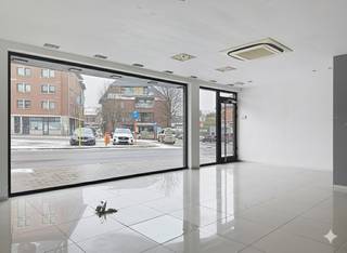 Bent u op zoek naar een strategische uitvalsbasis voor uw winkel, kantoor of horecazaak? Dit uitzonderlijke handelspand in het bruisende centrum...