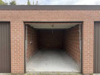 Twee garageboxen te koop in de Koekuitweg te Anzegem. Deze zijn gelegen in een rustige woonwijk, nabij invalswegen.<br /><br />Elke garagebox werd stevig gebouwd en het dak is geïsoleerd.<br /><br />Beide garageboxen zijn op heden verhuurd voor onbepaalde duur.<br /><br />Afmetingen:<br />- Breedte poort: 2,30m<br />- Hoogte poort: 2m<br />- Breedte garage: 2,75m<br />- Diepte garage: 5,45m<br /><br />Wenst u meer informatie of een afspraak ter plaatse? Contacteer ons 056 605 605. <br /><br /><br /><br />Bestuursmaatregelen in het maatregelenregister: nee
