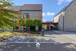 <p>Stijlvolle en energiezuinige woning te koop in Lommel!</p>

<p><strong>Lommel: Prachtige, recente en volledig instapklare woning (2022) met 3 slaapkamers, gelegen op een mooie locatie.</strong></p>

<p> </p>

<p>Deze ruime woning van 189m², gebouwd in 2022, beschikt over 3 slaapkamers en bevindt zich op een rustige locatie, vlak bij het bos en het kanaal, op amper 5 minuten van de Nederlandse grens. Ideaal voor wie houdt van een wandeling in de natuur of van sporten in de buitenlucht.</p>

<p> </p>

<p>De woning combineert hedendaags wooncomfort met energiezuinig wonen dankzij het EPC-label A, zonnepanelen en 2 airco-units.</p>

<p> </p>

<p>De smaakvolle afwerking, praktische indeling en moderne technieken creëren een comfortabele en aangename leefomgeving. Bovendien kan de zolder nog naar eigen smaak worden afgewerkt en biedt deze de mogelijkheid om een vierde slaapkamer te creëren.</p>

<p> </p>

<p>Troeven:</p>

<ul><li>Recente (2022) en ruime woning van 189m² met 3 slaapkamers en de mogelijkheid om een vierde slaapkamer te creëren.</li><li>Energiezuinig dankzij EPC-label A, zonnepanelen en 2 airco-units.</li><li>Zeer gunstige ligging nabij o.a.:
	<ul><li>Bos en het kanaal (Ideaal voor natuurliefhebbers en buitensporters)</li><li>Invalswegen richting omliggende steden/gemeenten</li><li>De Nederlandse grens (5 minuten) en o.a. Eindhoven (25 minuten)</li></ul>
	</li><li>Woonkamer met grote raampartijen en zicht op de tuin.</li><li>Smaakvol ingerichte keuken, voorzien van alle comfort en bijkeuken.</li><li>Badkamer met ligbad en douche.</li><li>Zolder die nog naar eigen smaak kan worden afgewerkt (extra slaapkamer, hobbyruimte, ..)</li><li>Onderhoudsvriendelijke tuin met tuinhuis.</li><li>Carport</li><li>Conforme elektrische installatie</li></ul>

<p>Indeling: plannen bijlagen.</p>