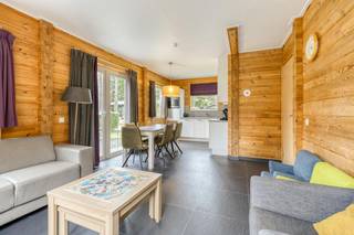 Bent u op zoek naar een zorgeloze vastgoedinvestering op een groene en toeristische toplocatie in Limburg? Dan is deze vrijstaande vakantiewoning, gelegen aan de Gijzenveldstraat 75, vakantiewoning 712 in Zutendaal, zeker een interessante opportuniteit.<br /><br />Deze kindvriendelijke vakantiewoning is geschikt voor 6 personen en werd gebouwd in 2012 op een perceel van 3a98ca. De woning beschikt over 3 slaapkamers, 2 badkamers en een EPC-label C, waardoor ze een comfortabele uitvalsbasis vormt voor gezinnen of vakantiegangers die ruimte, rust en privacy zoeken tijdens hun verblijf.<br /><br />Een grote troef is het gegarandeerde huurrendement. U geniet van een gegarandeerde huurinkomst van €12.138 per jaar tot eind 2034, wat overeenkomt met een rendement van 4,37%. Dankzij het professionele verhuur- en beheerconcept via Landal hoeft u zich bovendien geen zorgen te maken over de praktische organisatie, verhuur of opvolging van de vakantiewoning. Daarnaast maakt de woning deel uit van het onderhoudsfonds van het park, wat het zorgeloze karakter van deze investering verder versterkt.<br /><br />Daarnaast geniet u als eigenaar zelf van 3 weken eigen gebruik per jaar buiten het hoogseizoen. Zo combineert u een aantrekkelijke investering met de mogelijkheid om zelf te ontspannen op een prachtige locatie.<br /><br />De vakantiewoning is gelegen in een groen vakantiepark, naast het prachtige Nationaal Park Hoge Kempen in Zutendaal. De omgeving is een ideale uitvalsbasis voor wandelaars, fietsers en natuurliefhebbers die willen genieten van rust, natuur en ontspanning in het hart van Limburg.<br /><br />Kortom, een vrijstaande en kindvriendelijke vakantiewoning voor 6 personen met 3 slaapkamers, 2 badkamers, een gegarandeerd rendement en professioneel beheer via Landal. Een interessante investering voor wie op zoek is naar zorgeloos vastgoed met eigen gebruiksmogelijkheid.<br /><br />Bestuursmaatregelen in het maatregelenregister: nee