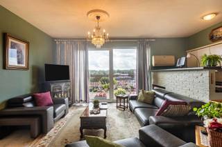 This charming and well-maintained apartment is located on the top floor of a residential building from 1992 with an elevator. Thanks to its...