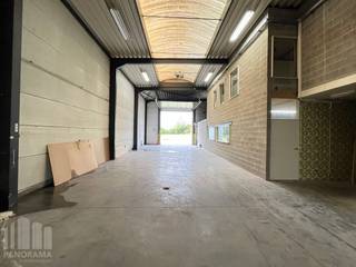 Veelzijdig bedrijfsgebouw te koop bestaande uit een magazijnruimte en kantoren. Dit gebouw bevindt zich op een gunstige locatie, op slechts 7 km van de E40 op- en afrit 19 Aalst. Deze locatie biedt vlotte verbindingen naar Gent, Brussel en omliggende regio’s zoals Dendermonde, Lede en Opwijk.<br /><br />Het bedrijfspand is gelegen op een zeer ruim perceel van 3.100 m² wat zorgt voor ruime parkeer- en manoeuvreerruimte. Het magazijn heeft een oppervlakte van 625 m² met een hoogte van ca. 6 meter. Daarnaast is de loods uitgerust met een sectionale poort, polybetonvloer en lichtstraat met rookluik. De kantoorruimte van 215 m² heeft een modern en industriële look en betreft een open space met afzonderlijke burelen en sanitaire voorziening. Aansluitend bevindt zich op de site een vergunde woonst van 140 m², die desgewenst kan worden ingericht als kantoorruimte.<br /><br />Heeft u interesse of wenst u graag meer details over dit aanbod? Neem contact op met Gill PANORAMA B2B voor meer info, plannen of een vrijblijvend plaatsbezoek via 0477 06 30 30.