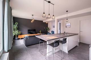 Nieuwbouw appartement gelegen in het ‘Groen Kwartier’. Deze autovrije wijk is voorzien van stadsfietsen, verschillende parkjes en tal van toffe horeca, zoals Pakt. <br /><br />Het appartement is gelegen op het gelijkvloers met eigen inkomdeur. Er is een aparte inkomhal die plaats genoeg biedt om een vestiairekast te plaatsen. Verder kom je in de woonruimte. Hierin staat een open keuken die volledige is uitgerust. De woonkamer biedt ruimte genoeg om een ruime zithoek te voorzien. Het appartement beschikt over twee slaapkamers. De master bedroom is ruim genoeg voor een dubbel bed en grote kledingkast. De tweede slaapkamer is open en is ideaal als home office of logeerkamer. Beide slaapkamers geven toegang tot de stadstuin. Verder in het appartement ligt de badkamer. Deze is voorzien van een ruime inloopdouche en dubbele lavabo. Het toilet is apart. Als laatste is er nog een berging voorzien. Hier bevindt zich een aansluiting voor een wasmachine.<br />In het gebouw is een gemeenschappelijke fietsenberging voorzien. <br /><br />Ondergrondse autostaanplaats (aan Paradeplein) bij te huren aan 120 euro per maand, verplicht. <br />Het pand is beschikbaar vanaf 1 november.<br />Maandelijkse kosten: 60 euro<br />EPC: 82 kWh/m²