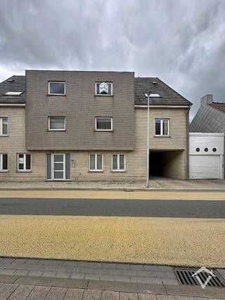 Op zoek naar een geïnstalleerd en lichtrijk appartement op een vlotte ligging? Dan is dit instapklare appartement, met verzichten, in Gistel precies wat u zoekt.<br /><br />Toegankelijk via een lift. <br /><br />Het appartement omvat een inkomhal, lichtrijke woonkamer, open en volledig geïnstalleerde keuken, praktische berging en een terras met zonnewering. Verder beschikt het over een nachthal, apart toilet, ruime badkamer en twee volwaardige slaapkamers.<br /><br />Troeven?<br />✔ Geen syndicus (lage kosten) (op termijn kan dit mogelijks veranderen)<br />✔ Kleinschalige residentie<br />✔ Energiezuinig - label B<br />✔ Asbestveilig<br />✔ Mogelijkheid tot aankopen garage €20.000,00<br />✔ Volledig geschilderd en instapklaar<br />✔ Gunstige ligging nabij centrum en verbindingswegen<br /><br />Ideaal als eerste woonst, investering of voor wie comfortabel wil wonen.<br /><br />Wenst u een bezoek ter plaatse? Contacteer ons en plan uw bezoek in.