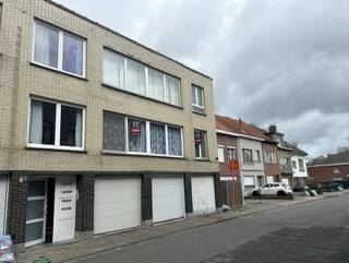 Ontdek dit charmante appartement op de eerste verdieping, ideaal gelegen in Aalst op korte afstand van OLV-ziekenhuis , het openbaar vervoer, zwembad, winkels en scholen . Perfect voor wie comfortabel wil wonen met alle voorzieningen binnen handbereik. Het appartement bestaat uit ruime living met aparte keuken, badkamer, 2 slaapkamers en berging. Dankzij de grote raampartijen en gunstige oriëntatie geniet je de hele dag van overvloedig natuurlijk licht, wat zorgt voor een aangename woonbeleving. Als extra troef zijn er geen syndicuskosten , en is de ruime garage en tuintje op het gelijkvloers inbegrepen in de verkoopprijs!!  Dit appartement is perfect als eerste woonst of duurzame investering. Vraag NU vrijblijvend een bezoek aan!