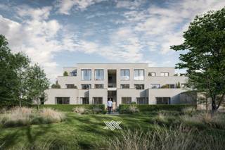 Dit appartement van 177 m² met 4 slaapkamers is verdeeld over 3 bouwlagen en vlot bereikbaar via de lift. Het beschikt op het gelijkvloers over een inkomhal, een apart toilet en een polyvalente ruimte zoals een bureel/slaapkamer. De verdiepingen zijn toegankelijk via de interne trap in het appartement én met de lift in de circulatiehal.<br /><br />De 1ste verdieping is voorzien van een slaapkamer met dressing en een badkamer voorzien van een dubbele lavabo en inloopdouche. De 2de verdieping, eveneens te bereiken met de trap of lift, is voorzien van een inkomhal met vestiairehoek, een eet- en leefruimte, een open keuken, een berging en een hal met een apart toilet. De leefruimte heeft toegang tot het zuidwestelijk georiënteerd terras van 20 m². Verder is deze verdieping voorzien van een nachthal, 2 slaapkamers, beiden met toegang tot het terras, en een badkamer voorzien van een dubbele lavabo en inloopdouche. <br /><br />De residentie ligt discreet in de tweede bouwlijn, weg van de straat en omgeven door een groene tuin. In de buurt vind je alles wat je dagelijks nodig hebt: supermarkten, buurtwinkels, scholen en mogelijkheden om te sporten of te ontspannen. <br /><br />Het appartement uitgerust met vloerverwarming met een eigen lucht-water warmtepomp en een ventilatiesysteem D met warmterecuperatie.<br /><br />Ontdek wat Villa Staak te bieden heeft. Wij ontvangen je graag voor een persoonlijke en vrijblijvende kennismaking.