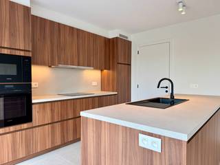 In het landelijke Sleidinge bevindt zich deze recente nieuwbouwwoning die comfort, energiezuinigheid en ruimte perfect combineert. Dankzij de...