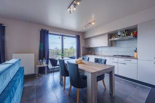 GERENOVEERD 3-SLPK APPARTEMENT in het pittoreske Klemskerke. Knap appartement (112 m²) volledig instapklaar, omvattende: inkom, leefruimte met...