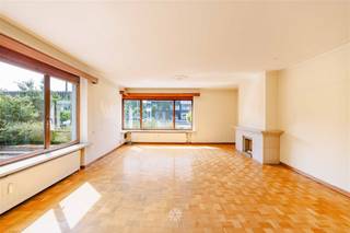 SINT-DENIJS-WESTREM - Ruim gelijkvloers appartement met aangenaam terras Bent u op zoek naar een gelijkvloers appartement met ruimte, licht en enorm...