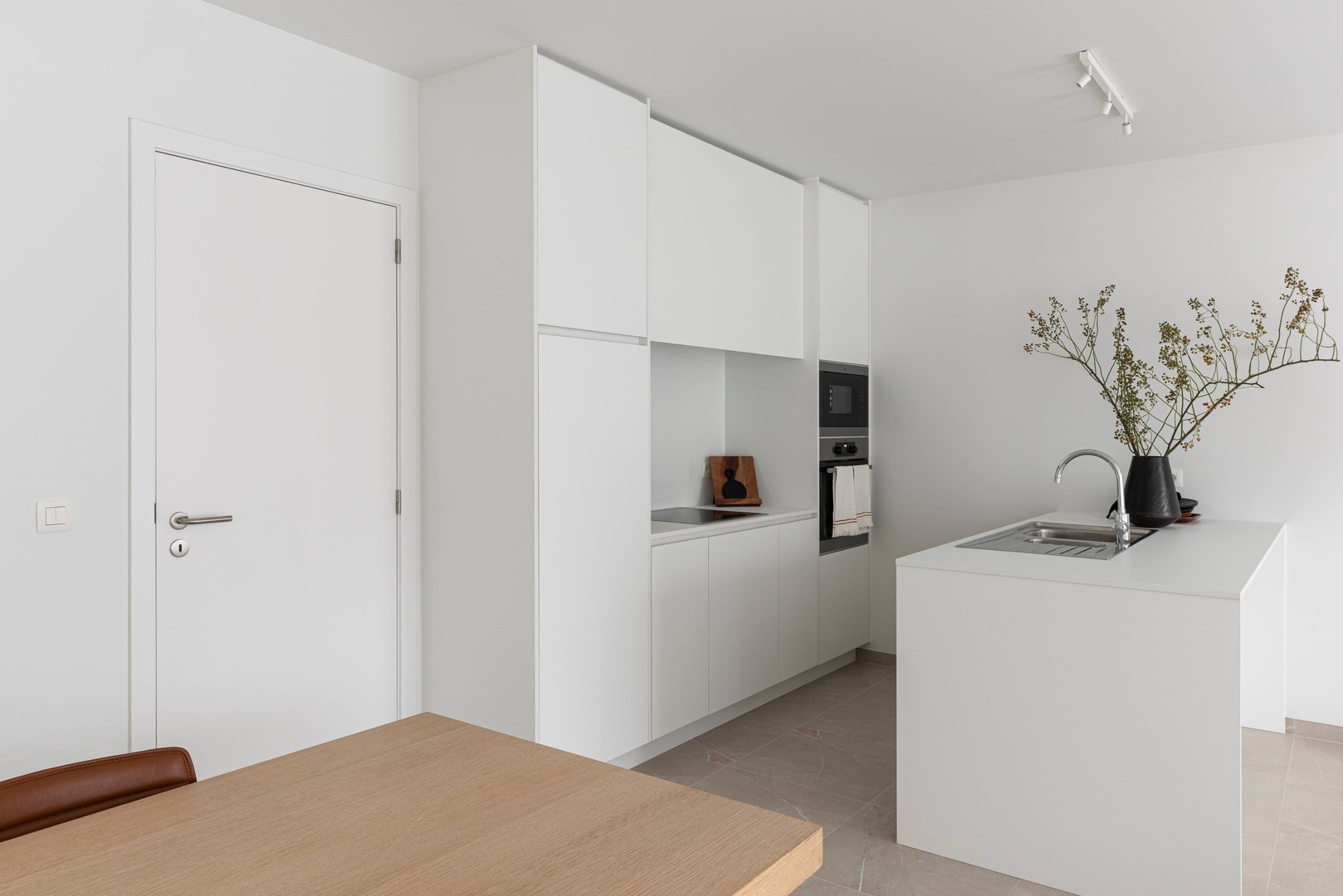 Lichtrijk recent instapklaar appartement met 2 slaapkamers, zonneterras, parking en ruime kelderberging - foto 4