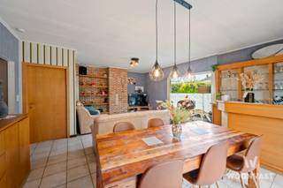 Deze bungalow in een doodlopende straat in Gijzegem biedt alle troeven om er iets moois van te maken, in een landelijke en super rustige omgeving.<br /><br />De woning telt 3 slaapkamers en beschikt al over een vernieuwde badkamer en keuken. De rest vraagt een frisse touch, ideaal om je eigen stijl toe te voegen.<br /><br />Buiten wacht een grote tuin om volop van te genieten. Vooraan zorgen oprit en garage voor plaats voor meerdere wagens.<br /><br />- Doodlopende straat, super rustige ligging<br />- 3 slaapkamers<br />- Vernieuwde badkamer & keuken<br />- Grote tuin<br />- Garage + oprit voor meerdere wagens<br />- Renovatiepotentieel naar eigen smaak<br /><br />Een woning met karakter op een unieke locatie, grijp je kans!<br /><br />📩 gilles@woonvast.be — 📞 0491 49 95 38 — 🌐 www.woonvast.be