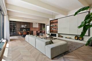 <h3><span><strong>Discreet gelegen designparel in hartje Zuid Antwerpen</strong></span></h3><p><span><span>Verscholen in een rustige zijstraat van de iconische Marnixplaats, in het kloppende hart van het Antwerpse Zuid, bevindt zich dit uitzonderlijk stijlvol ingerichte achterhuis. Deze unieke woning werd met oog voor detail en gebruik van hoogwaardige materialen gerealiseerd en combineert moeiteloos verfijnd design met een ongeëvenaarde woonbeleving.</span></span></p><p><span><span>Toegankelijk via een discrete doorgang aan de Lambermontstraat en gelegen achter een verzorgd appartementsgebouw, geniet dit pand van absolute privacy. Aan de voorzijde verwelkomt een royaal terras met ruimte voor een elegant eet- en zitgedeelte. Bij het betreden van de woning ervaart u onmiddellijk de rust en luxe van het interieur. De inkomhal biedt toegang tot de private kelderverdieping met directe verbinding naar de ondergrondse parking.</span></span></p><p><span><span>De leefruimte met open keuken is een toonbeeld van subtiele elegantie, uitgerust met een bio-ethanolhaard en verfijnde materiaalkeuzes zoals roze travertin en fineer houten maatwerk. De keuken is volledig uitgerust met onder meer een Quooker-kraan, wijnklimaatkast, combi-oven en geïntegreerde toestellen. Een aangrenzende berging en een sfeervolle stadse koer vervolledigen deze verdieping.</span></span></p><p><span><span>Op de eerste verdieping bevinden zich twee serene slaapkamers, elk met een eigen en-suite badkamer en toegang tot een zonovergoten terras. De master suite beschikt tevens over een ruime dressing. Op de bovenste verdieping vindt u een polyvalente ruimte die zich perfect leent als bureau, atelier of derde slaapkamer, evenals extra bergruimte.</span></span></p><p><span><strong>Belangrijkste kenmerken</strong></span></p><ul><li><span><span>Unieke ligging in het hart van het Zuid, volledig achterin gelegen voor maximale rust en privacy</span></span></li><li><span><span>Hoogwaardige en architecturale afwerking</span></span></li><li><span><span>2 volwaardige slaapkamers met en-suite badkamers</span></span></li><li><span><span>3 buitenruimtes waaronder een ruime patio en dakterras</span></span></li><li><span><span>Ondergrondse parkeerplaats verplicht bij aan te kopen: 35.000</span></span></li></ul><p><span><span>Voor cliënten die op zoek zijn naar een uniek eigendom met karakter, comfort en privacy in een van de meest gegeerde buurten van Antwerpen.</span></span></p>