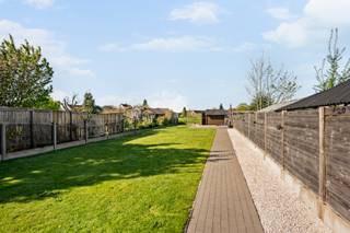 Schrijf je in voor het bezoekmoment op zaterdag 09/05 via onze website:<br />https://benjaminverkoopt.be/panden/instapklare_woning_met_3_slaapkamers-verzorgde_tuin_en_garage_in_roeselare/<br />- Uitstekende ligging in Roeselare: Stadenstraat 60<br />- Verzorgde woning, volledig gerenoveerd in 2017<br />- Bureauruimte vooraan<br />- Zithoek met gezellige gashaard<br />- Leefruimte met open keuken en zicht op de tuin<br />- Aangelegde omheinde tuin met tuinberging<br />- Keukenberging met aansluitende droge kelder<br />- Garage met bijkeuken<br />- Eerste verdieping: 2 slaapkamers en badkamer met douchecabine, wastafelmeubel en toilet<br />- Tweede verdieping met vaste trap en een masterbedroom<br />- Conforme elektriciteit <br />- Asbestveilig<br />- EPC C, mits bijplaatsen van enkele zonnepalen: EPC B<br />- Overal elektrische rolluiken<br />- Schrijnwerk in PVC met hoogrendementbeglazing<br />- Richtprijs: € 345.000