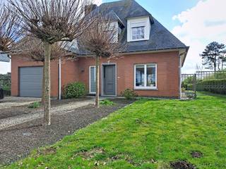 Deze villa van 200 m² biedt een functionele indeling en royale volumes, perfect aangepast aan het gezinsleven.Op het gelijkvloers vindt u een...