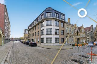 Ruim en lichtrijk appartement met 3 slaapkamers in het historische stadscentrum van Ieper, op slechts 2 minuten wandelen van de Grote Markt en...