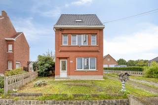 <p><span>Midden in een groene oase van rust, strategisch gelegen op een centrale doch rustige locatie, in een aangename woonomgeving en nabij belangrijke invalswegen, zijn wij verheugd deze woning op slechts 20 minuten van Leuven te koop aan te bieden. Het eigendom is gelegen op een mooi georiënteerd perceel van maar liefst 1.058 m².</span></p><p><span>Deze op te frissen woning met een nuttige bewoonbare oppervlakte van 206 m² omvat op het gelijkvloers een inkomhal, een lichtrijke en gezellige leefruimte en een ingerichte keuken die op haar beurt toegang verleent tot de leefveranda, die mogelijkheden biedt om naar eigen smaak te vernieuwen en in te richten.</span></p><p><span>Verder beschikt deze vrijstaande woonst op het gelijkvloers over een praktische wasruimte en een recent vernieuwde badkamer.</span></p><p><span>De eerste verdieping telt een overloop, twee volwaardige slaapkamers en een tweede ingerichte badkamer.</span></p><p><span>Hogerop, op de tweede verdieping, bevindt zich een ruime zolderkamer die nog volledig naar eigen wens ingericht kan worden.</span></p><p><span>Voorts beschikt dit eigendom over een ruime garage en een onderhoudsvriendelijke tuin waar het heerlijk genieten is van een permanent vakantiegevoel in eigen land.</span></p><p><span>Tot slot omvat deze woning nog ruime kelders, ideaal om al uw spullen een praktische opbergplaats te geven.</span></p><p><span>De gezellige tuin met veel privacy, het goed georiënteerde perceel, de centrale doch rustige ligging en de situering in een aangename woonomgeving zijn onmiskenbare troeven!</span></p><p><span>Kortom, deze vrijstaande woning in een landelijke en groene woonomgeving is zeker een bezoek waard en biedt tal van mogelijkheden om er uw eigen thuis van te maken. Een mooie opportuniteit voor wie op zoek is naar ruimte, rust en bereikbaarheid!</span></p><p><span> </span></p>