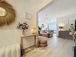 Ben jij op zoek naar een plek met karakter, sfeer en gewoon een heel fijne vibe? Dan heeft de Huisleverancier iets voor je !!!<br />Dit gelijkvloers appartement in Borsbeek is allesbehalve standaard. Hier stap je binnen in een super trendy interieur met een bohemian touch: warme tinten, natuurlijke materialen en een inrichting die meteen goed aanvoelt.<br /><br />De leefruimte is gezellig en stijlvol ingericht, perfect om vrienden uit te nodigen of gewoon zelf te genieten van je eigen stek. De keuken sluit mooi aan en is ingericht met de beste materialen. <br /><br />Met drie slaapkamers heb je alle flexibiliteit die je nodig hebt. Een extra bureau voor thuiswerk, een dressing, een hobbyruimte of een kinderkamer? Jij kiest. Ideaal voor jonge koppels, starters of wie net wat extra ruimte wil zonder in te boeten aan stijl.<br /><br />En dan het grote pluspunt: het leuke tuintje. Een eigen buitenplek waar je kan aperitieven in de zomer, een kleine urban jungle kan creëren of gewoon even tot rust kan komen na een drukke werkdag.<br />Achter het gebouw beschik je bovendien over een garage. Geen gedoe met parkeerplaatsen zoeken, gewoon thuiskomen en binnenrijden. Praktisch en comfortabel.<br /><br />Met winkels, openbaar vervoer en verbindingswegen in de buurt, woon je hier rustig maar toch centraal.<br /><br />Nog enkele belangrijke voordelen op een rijtje:<br />
<ul>
<li>nieuwe ramen met hoogrendementsglas van het topmerk Belisol </li>
<li>alle aan- en afvoerleidingen zijn vernieuwd</li>
<li>nieuwe condenserend verwarmingsketel van het merk Remeha </li>
<li>automatische rolluiken (bedienbaar met een applicatie op je gsm)</li>
<li>veiligheidsdeur van het merk Alias</li>
</ul>
<br />Kortom : Een instapklaar, stijlvol appartement met tuin én garage, perfect voor wie geen zin heeft in een dertien-in-een-dozijn woning maar wél in een plek met persoonlijkheid.<br /><br />EPC : 299 kWh/m<sup>2</sup> (Label C)<br />Stedenbouwkundige inlichtingen in aanvraag<br />Waterinfo : P-Score = A, G-Score = A<br /><br />Dit is niet wat je zoekt ? Al gehoord van AANKOOPBEGELEIDING ? Wij zoeken, bezoeken en onderhandelen mee met jou voor eigendommen die worden aangeboden door particulieren, andere makelaars of eigendommen die zelfs (nog) niet te koop staan?<br />Vraag meer informatie over aankoopbegeleiding via welkom@dehuisleverancier.be of 0489/069.000<br /><br />de Huisleverancier : Persoonlijk, voor iedereen Service, Kwaliteit en Vertrouwen !<br /><br />