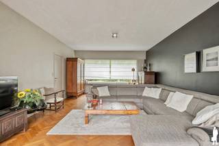 <p><strong>Charmante eengezinswoning met zonnige tuin gelegen in Vriesdonk</strong></p>
<p>Deze aangename eengezinswoning is rustig en residentieel gelegen in het gegeerde Vriesdonk. De woning combineert een warme, charmante uitstraling met veel natuurlijke lichtinval, aangename leefruimtes en een heerlijk zonnige tuin.</p>
<p><strong>Gelijkvloers</strong></p>
<ul>
<li>Inkomhal op natuursteen tegel met gastentoilet en vestiaire.</li>
<li>Gezellige leefruimte op klooster parket die naadloos aansluit op de lichtrijke tuinkamer, waar grote raampartijen zorgen voor een mooi zicht op de tuin.</li>
<li>Aansluitend een volledig geïnstalleerde keuken uitgerust met de nodige ingebouwde toestellen.</li>
</ul>
<p><strong>Eerste verdieping</strong></p>
<p>Een houten trap leidt naar de eerste verdieping met drie aangename slaapkamers en een badkamer voorzien van een ruime inloopdouche, toilet en dubbele wastafel met meubel.</p>
<p><strong>Tweede verdieping</strong></p>
<p>Op de tweede verdieping bevindt zich nog een ruime kamer, ideaal als vierde slaapkamer, bureau of hobbyruimte, aangevuld met een praktische bergkamer.</p>
<p><strong>Buitenruimte</strong></p>
<p>De zonovergoten tuin vormt een absolute troef van deze woning en beschikt over een terras waar het heerlijk vertoeven is. Daarnaast is er een ruime oprit, een vrijstaand garagegebouw en een aparte tuinberging.</p>
<p><strong>Algemeen</strong></p>
<ul>
<li>Bijzonder aangename gezinswoning</li>
<li>Vierde kamer op de tweede verdieping</li>
<li>Riant terras en zonnige tuin</li>
<li>Ruime oprit en vrijstaand garagegebouw</li>
<li>Rustige en residentiële ligging in Vriesdonk</li>
<li>Winkels en voorzieningen op wandelafstand</li>
<li>Nabij scholen en belangrijke uitvalswegen</li>
</ul>