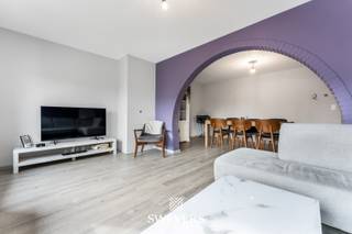 Voor meer info en foto’s, surf naar www.swevers.be – Dit handelspand met appartement aan de Koolmijnlaan 193 in Heusden-Zolder biedt een perfecte combinatie van wonen en werken. Met een totale oppervlakte van 262 m² en volledig gerenoveerd in 2019, is het pand instapklaar. De handelsruimte van 117 m² op de begane grond is ideaal voor een winkel of horecazaak, terwijl de eerste verdieping een moderne keuken en ruime woonkamer herbergt. Op de tweede verdieping bevinden zich twee slaapkamers en een volledig uitgeruste badkamer. Extra troeven zijn de kelder van 12 m², een ruim terras en 42 zonnepanelen. De ligging, op slechts 100 meter van scholen en openbaar vervoer en op 2 kilometer van de snelwegen, maakt dit pand zeer aantrekkelijk voor ondernemers. Voor meer informatie, bel 011 255 155. Bron bewoonbare oppervlakte: EPC – verslag.