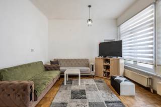 TE KOOP IN ZELE!<br /><br />Ruime woning met 3 slaapkamers, veranda en grote tuin op toplocatie in Zele.<br /><br />Op een absolute toplocatie, pal in het centrum van Zele en op wandelafstand van de Markt, bevindt zich deze ruime en verzorgde gezinswoning met tal van troeven.<br /><br />De woning beschikt over een lichtrijke leefruimte, een praktische keuken en maar liefst 3 volwaardige slaapkamers. Extra comfort wordt geboden door de twee badkamers: één op het gelijkvloers en een tweede ensuite badkamer, rechtstreeks aansluitend op één van de slaapkamers op de eerste verdieping.<br /><br />Achteraan geniet je van een aangename veranda die uitkijkt op de ruime tuin, ideaal om in alle rust te ontspannen. Bovendien bevindt zich achteraan een ruime stockage-/werkplaats, perfect voor hobbyisten, zelfstandigen of wie extra bergruimte wenst.<br /><br />Dankzij het EPC-label D geldt er geen renovatieverplichting, waardoor je zonder zorgen aan de slag kan in deze woning.<br /><br />De centrale ligging zorgt ervoor dat winkels, scholen, horeca en openbaar vervoer zich allemaal op wandelafstand bevinden.<br /><br />Troeven:<br /><br />- Topligging in het centrum van Zele<br />- 3 volwaardige slaapkamers<br />- 2 badkamers<br />- Veranda met zicht op de tuin<br />- Ruime tuin<br />- Stockage/werkplaats achteraan<br />- EPC-label D (geen renovatieverplichting)<br /><br />Interesse in een bezoek? Contacteer Ilhan via 04 89 27 20 72 of mail naar ilhan@cornelis-goeman.be.