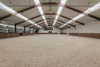 Hippische eigendom op +/- 2,5ha, met 26 stallen, weides/paddocks, binnen-en buitenpiste, woning, conciërgewoning en mooie tuin met zwembad...