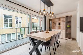 In de recente Residentie "De Bakkerie" vindt u op de tweede verdieping dit recente en moderne appartement met drie slaapkamers, waar comfort, licht en een kwalitatieve afwerking centraal staan. De residentie telt slechts één appartement per verdieping, wat zorgt voor extra privacy en rust. Meteen bij het uitstappen van de lift valt de verzorgde en luxueuze afwerking op, een gevoel dat doorheen het volledige appartement wordt doorgetrokken.<br /><br />Via de inkomhal en de stijlvolle glazen deur komt u in de ruime en lichtrijke leefruimte. De zithoek sluit rechtstreeks aan op een heerlijk zonovergoten terras, waar u plaats heeft voor een eettafel met stoelen of enkele ligzetels. Een ideale plek om in alle privacy te genieten van de zon en het buitenleven.<br /><br />Centraal in de leefruimte bevindt zich de moderne en volledig uitgeruste keuken. Dankzij de open indeling vormt deze het hart van de woning en wordt koken hier een aangename, gezellige bezigheid. De keuken is voorzien van kwalitatieve toestellen en biedt onder meer een combi-microgolfoven, combi-stoomoven, vaatwasser en inductiekookplaat. Aansluitend bevindt zich de praktische berging, waar ook een aansluiting voor de wasmachine is voorzien.<br /><br />Vanuit de eetplaats heeft u toegang tot een tweede terras aan de voorzijde van het gebouw, waar u kunt genieten van een aangenaam zicht op het centrum.<br /><br />Via de hal bereikt u het slaapgedeelte met drie volwaardige slaapkamers en de badkamer. De slaapkamers beschikken over mooie oppervlaktes, waarbij één slaapkamer bovendien geniet van een extra bergruimte. De ruime badkamer is stijlvol ingericht en beschikt over een riante inloopdouche en een mooi lavabomeubel.<br /><br />Ook technisch biedt dit appartement heel wat comfort. Zo is er vloerverwarming over het volledige appartement, een condenserende gasketel en zijn er elektrisch bedienbare screens en zonnewering aanwezig. Bovendien zijn er zonnepanelen voorzien, wat een mooie extra troef vormt op vlak van energiezuinigheid.<br /><br />De ligging is bijzonder aantrekkelijk: het appartement bevindt zich nabij de Grote Markt en op een boogscheut van de zeedijk en de haven. In de residentie is bovendien een fietsenberging en huisvuilokaal aanwezig.<br /><br />Een bijzonder comfortabele en stijlvolle woonplek voor wie op zoek is naar ruimte, privacy, hedendaags comfort én een centrale ligging.<br /><br />