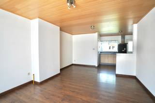 Bent u op zoek naar een verzorgde woning waar u onmiddellijk kunt intrekken zonder zorgen? of een ideale investering? Dan is deze charmante woning in Bassevelde zeker een bezoek waard.<br />Gelegen op een perceel van 135 m² geniet deze woning van een zeer gunstige ligging, dicht bij alle dagelijkse voorzieningen. De woning werd grondig gerenoveerd in 2006-2007 en verkeert vandaag in een uitstekende staat van onderhoud.<br />Op het gelijkvloers vindt u een aangename leefruimte die naadloos overgaat in een verwarmde en gekoelde leefveranda, waardoor u het hele jaar door kunt genieten van extra wooncomfort. De recente open keuken is praktisch ingericht en vormt het hart van de woning. Verder beschikt het gelijkvloers over een badkamer met douche en toilet.<br />De eerste verdieping omvat drie leuke slaapkamers. De mooi afgewerkte zolder is tevens een extra troef, ideaal als extra bergruimte of extra slaapkamer.<br />Ook op technisch vlak scoort deze woning uitstekend. Zo beschikt ze over een vernieuwd dak, dubbele beglazing met rolluiken, centrale verwarming op aardgas, conforme elektriciteit, muur- en dakisolatie én een gunstig EPC zonder renovatieverplichting. Bovendien is de woning volledig asbestvrij.<br />Buiten geniet u van een onderhoudsvriendelijke tuin met een ruime tuinberging. Parkeren kan eenvoudig voor de deur.<br /><br />Meer info of een bezoek? Stuur gerust een e-mail naar hallo@wijsvastgoed.be, dan bellen wij u op voor een WIJS bezoek !