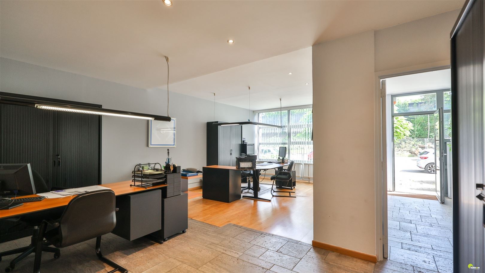 Commercieel gelijkvloers met veel parkeerplaats voor de deur - foto 4