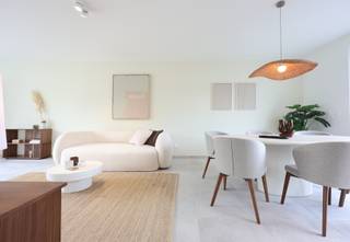 Moderne gesloten <strong>energiezuinige nieuwbouwwoning </strong>(220 m²) met 3 slaapkamers, een inpandige garage en een tuin met oost-oriëntatie. Dankzij de grote, <strong>flexibele zolderruimte </strong>onder het hellend dak is er nog plaats voor een <strong>vierde en eventueel vijfde slaapkamer of hobbyruimte</strong>.<br /><br /><br /><strong>De leefruimte van de woning is dubbel georiënteerd</strong>. Dat betekent dat ze aan de voorkant uitgeeft op het <strong>publieke park</strong>, en aan de achterzijde op je <strong>private tuin</strong>. Binnen en buiten vloeien moeiteloos in elkaar over. <strong>Zalig genieten van al dat groen dus!</strong><br /><br /><strong>Dit huis is uitstekend geïsoleerd en zeer energieefficiënt</strong>. Een <strong>warmtepomp </strong>en <strong>vloerverwarmingssysteem </strong>creëren altijd een <strong>aangenaam binnenklimaat</strong>, zowel in de zomer als in de winter. En dat heeft natuurlijk een impact op je energiefactuur. Rij je met een elektrische wagen? Dan kan je autostaanplaats of carport voorzien worden van laadinfrastastructuur.<br /><br />Meer informatie? Contacteer ons via 014 48 01 62 of check matexi.be/geel-laar.<br /> 