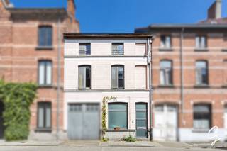 <p><strong>Située dans un emplacement de premier choix, à quelques pas de Portus Ganda et du centre historique de Gand, cette maison entièrement rénovée (rénovation en 2009) est une véritable opportunité.</strong></p>
<p>Cette habitation économe en énergie allie tout le confort moderne à un excellent <strong>PEB de classe B</strong>. Grâce à une installation électrique conforme, des finitions de qualité et un agencement fonctionnel, vous pourrez vous y installer immédiatement en toute sérénité.</p>
<p>Avec une surface habitable de <strong>169 m²</strong>, cette maison offre un espace de vie particulièrement généreux.</p>
<p><strong>AGENCEMENT :</strong><br />Au rez-de-chaussée, vous trouverez un hall d'entrée, un local à vélos pratique, une buanderie, des toilettes invités ainsi qu'une première chambre ou un bureau donnant accès à une agréable terrasse.</p>
<p>Le premier étage comprend deux grandes chambres et une spacieuse salle de bains équipée d'une baignoire, d'une douche à l'italienne, d'un double lavabo et d'un deuxième WC.</p>
<p>Au dernier étage, vous profiterez d'un séjour lumineux avec cuisine ouverte, donnant accès à une seconde terrasse ensoleillée avec espaces de rangement.</p>
<p><strong>LES ATOUTS :</strong></p>
<ul>
<li>PEB B</li>
<li>Électricité conforme</li>
<li>Grande cave</li>
<li>Possibilité d'installer ultérieurement un ascenseur privatif grâce à une gaine technique déjà prévue.</li>
</ul>
<p>En installant des panneaux solaires, il est possible d'obtenir un <strong>PEB A</strong> !</p>
<p><strong>UN ATOUT MAJEUR : L'EMPLACEMENT !</strong><br /><strong>Mobiscore : 9,4/10 !</strong><br />Cette maison bénéficie d'une situation exceptionnelle à Gand, à proximité immédiate des commerces, restaurants, écoles, transports en commun et de toutes les commodités, accessibles à pied ou à vélo.</p>
<p>Pour plus d'informations ou pour organiser une visite, contactez <strong>Marianne</strong> au <strong>0478 38 12 88</strong>.</p>
<p>Les superficies mentionnées sont données à titre indicatif et n'ont aucune valeur contractuelle.</p>