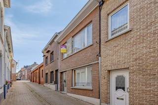 Op zoek naar een woning met vier slaapkamers, een aangename tuin en een praktische achteruitweg?<br />Deze woning combineert een rustige ligging met een functionele indeling en verschillende mogelijkheden.<br /><br />Via de inkomhal met ingebouwde vestiaire kom je binnen in de woning.<br />De hal geeft toegang tot de gezellige living en verder kan je de keuken vinden.<br />Op het gelijkvloers bevindt zich eveneens de badkamer, voorzien van een lavabomeubel, inloopdouche en toilet.<br />De ingerichte keuken staat rechtstreeks in verbinding met de tuin. Hier beschik je over een terras en een aanpalende stalberging.<br />Achteraan de tuin is er een toegangspoortje, waardoor je beschikt over <strong>een handige achteruitweg</strong>.<br /><br />Op de eerste verdieping zijn er <strong>drie ruime slaapkamers</strong>.<br />De vaste trap brengt je vervolgens naar de zolderverdieping.<br />Deze ruimte biedt heel wat mogelijkheden en kan naar eigen behoefte ingericht worden als <strong>vierde slaapkamer</strong>, bureau, hobbyruimte of extra bergruimte.<br /><br />Bron bewoonbare oppervlakte: EPC-certificaat.<br />Renovatieverplichting residentiële gebouwen van toepassing. Meer info: https://www.vlaanderen.be/een-huis-of-appartement-kopen/renovatieverplichting-voor-residentiele-gebouwen<br /><br />De rustige ligging vlak bij de Schelde vormt een mooie extra troef. In de omgeving kan je genieten van verschillende wandel- en fietsroutes langs het water en door het groen.<br />Benieuwd naar deze goed onderhouden woning? Contacteer ons voor meer informatie of plan een bezoek ter plaatse.<br />Ben je ook van plan jouw eigendom te verkopen? Maak een afspraak voor een gratis schatting, wij maken er samen een succesverhaal van!<br /> 