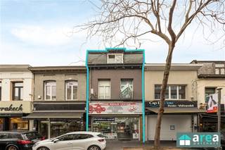 In een bruisende bruisende buurt, centraal gelegen in een commerciële straat, vinden we deze handelswoning terug. Het pand omvat op het...