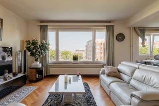 Dit ruime tweeslaapkamerappartement, gelegen vlak bij de Tentoonstellingswijk en de parken Den Brandt en Middelheim, combineert authentieke charme met hedendaags comfort. Authentieke elementen zoals het visgraatparket worden mooi aangevuld met een recent vernieuwde keuken en badkamer.<br /><br />De lichtrijke leefruimte beschikt over grote raampartijen die zorgen voor een aangenaam open zicht op de omgeving en sluit naadloos aan op de open keuken. De tweede slaapkamer geeft uit op een gezellig terras. Verder biedt de inkomhal een apart gastentoilet en praktische ingemaakte kasten.<br /><br />Het appartement bevindt zich in een uitstekend onderhouden gebouw met karaktervolle, authentieke gemeenschappelijke delen. Daarnaast is er de mogelijkheid om een ondergrondse parkeerplaats aan te kopen voor 25.000 euro.<br /><br />De ligging vormt een ideale combinatie van rust en bereikbaarheid. U woont in een groene omgeving, op wandelafstand van de parken Den Brandt en Middelheim, met het centrum van Antwerpen, belangrijke invalswegen en het openbaar vervoer vlot binnen handbereik.