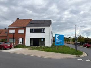 Op een rustige en vlot bereikbare hoeklocatie in het charmante Zillebeke, aan de kruising van de Zandvoordestraat en de Taccoenstraat, bevindt zich deze moderne halfopen nieuwbouwwoning. De ligging combineert het beste van twee werelden: een groene, residentiële omgeving met een uitstekende verbinding naar Ieper en omliggende gemeenten. <br /><br />De woning werd ontworpen met oog voor licht, ruimte en comfort. Binnenin geniet u van een ruime en lichtrijke leefruimte met open keuken, aansluitend een praktische bergruimte. Op de verdieping bevinden zich drie volwaardige slaapkamers en een stijlvolle badkamer met zowel een ligbad als een douche. De zolder is bereikbaar via een uitrekbare trap en de ideale bergruimte. <br />De afwerking van de woning kies je zelf naar eigen smaak en budget via onze partnerleveranciers. Standaard wordt een lucht-waterwarmtepomp en vloerverwarming voorzien, wat zorgt voor een comfortabel en energiezuinig leefklimaat. <br /><br />Dankzij de ligging en duurzame visie zijn deze woningen geschikt als vaste woonplaats of rendabele investering. Je koopt aan een vaste prijs en hebt de keuze om zelf je afwerking te bepalen of volledig ontzorgd te worden. Voor investeerders zoeken we bovendien gratis de eerste huurder, wat zorgt voor zekerheid én gemak. <br /><br /><strong>Troeven op een rijtje: </strong>
<ul>
<li>Rustige en landelijke ligging op slechts 10min van centrum Ieper</li>
<li>Energiezuinige bouw met hernieuwbare technieken; </li>
<li>Ruim perceel; </li>
<li>Mogelijkheid om carport te plaatsen. </li>
</ul>
<ul>
</ul>
Interesse in dit nieuwe woonproject in Zillebeke?<br />Neem vandaag nog contact op voor alle informatie.<br />