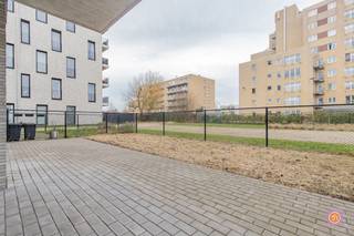 Vandaag nemen we je mee naar een recent gelijkvloers appartement dat centraal gelegen is in de gemeente Hoboken. Winkels, scholen en openbaar vervoer bevinden zich op wandelafstand. <br /><br />We betreden het appartement via een ruime inkomhal. Via de hal lopen we door naar de lichtrijke leefruimte met aansluitend de geïnstalleerde, open keuken. <br />Aan de keuken bevindt zich de berging die zorgt voor voldoende opbergruimte.<br />Verder geeft de inkomhal toegang tot het gastentoilet, twee slaapkamers en de badkamer voorzien van inloopdouche en lavabo.<br /><br />Het terras van maar liefst 77 m² is bereikbaar via de grote raampartijen in de leefruimte. <br /><br />Fietsen worden gestald in een bovengrondse privatieve fietsenberging.<br />Ondergronds is er nog een privatieve berging voorzien en een autostaanplaats. <br /><br />Het appartement leent zich niet alleen tot eigen bewoning maar is ook perfect als vastgoedinvestering.<br /><br />Heb je interesse in dit gelijkvloers appartement?<br />Neem gerust contact op via toni@julimmo.be of 0498 62 74 77.